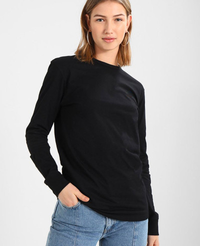 Round-Neck-Long-Sleeved-Black-T-Shirt