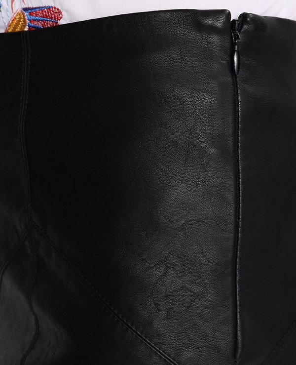 All-Black-Curve-Pencil-Skirt-in-Leather-Look